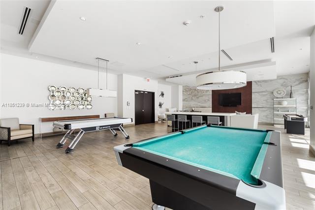 Building Photo - 999 SW 1st Ave