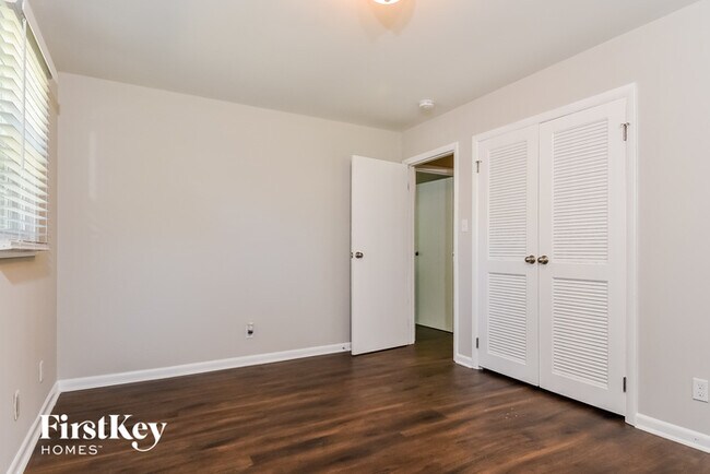 Building Photo - 2314 Killarney Dr