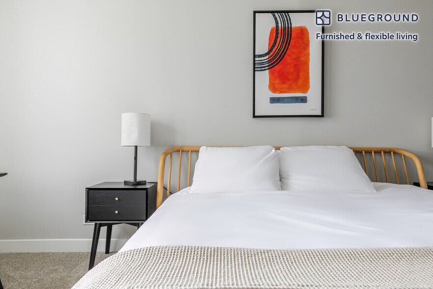 Building Photo - 77 W Huron St