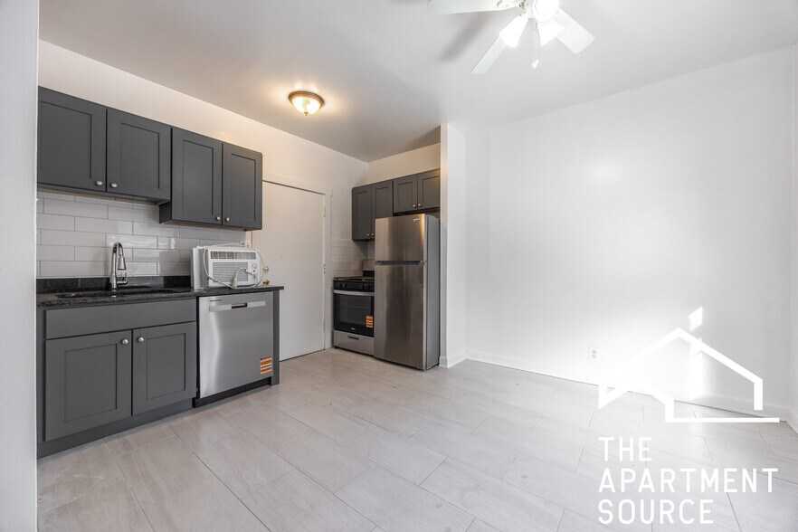 Building Photo - 1319 W Estes Ave