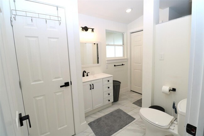 Building Photo - 5506 Avenue Q