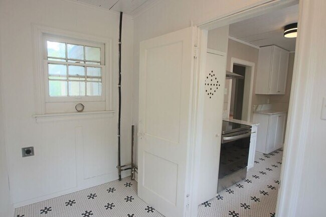 Building Photo - Tour Today! 2 bedroom Rental in Historical Charnwood District, Tyler Tx!