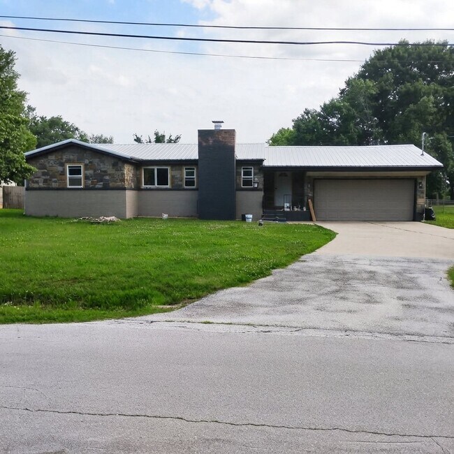 Building Photo - 3006 E Gasconade St