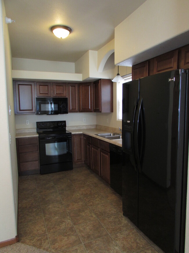 Building Photo - 2 BEDROOM | 1 BATH | GROUND LEVEL CONDO | ...