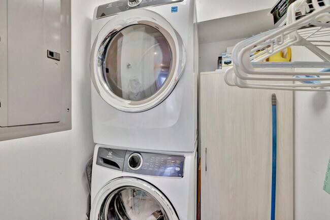 Building Photo - 612 Bayshore Dr