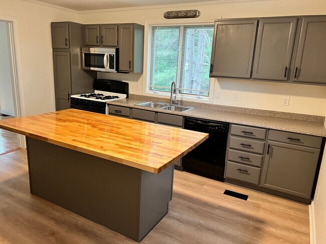 Building Photo - 17 Pheasant Dr