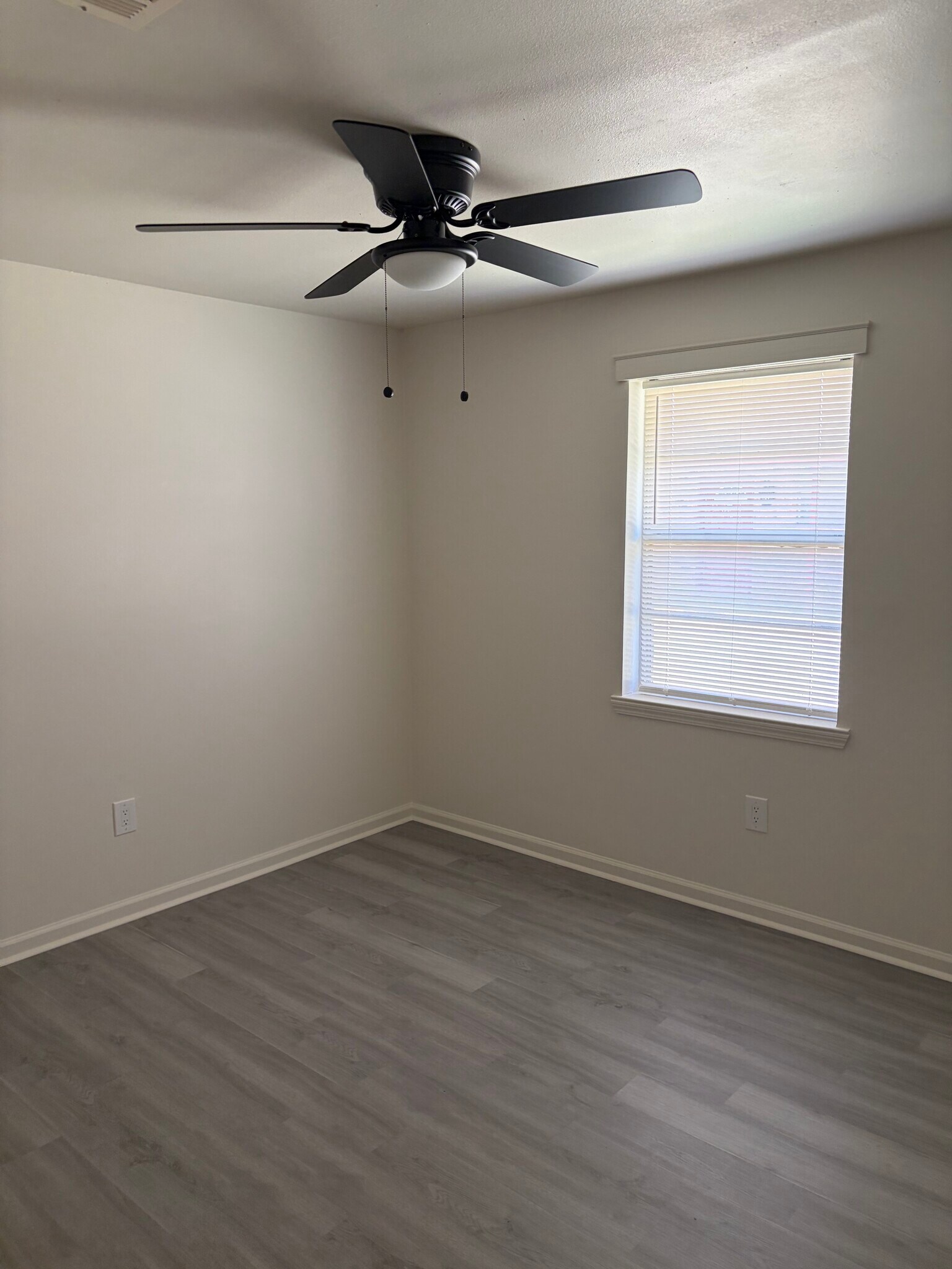 Building Photo - 4865 Beechwood Dr