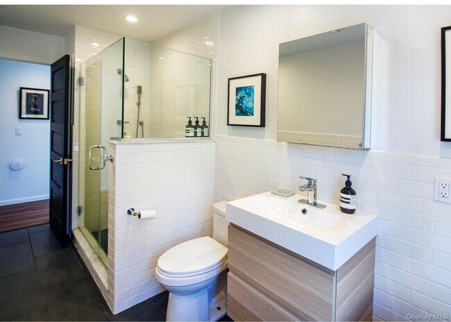 Building Photo - 5 Southwood Ln