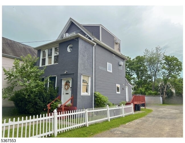 Building Photo - 210 Forest St