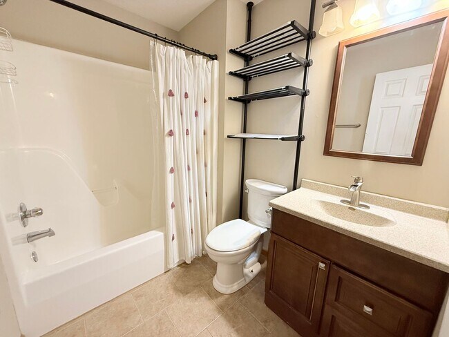 Building Photo - Beautiful Home in East Bloomington!