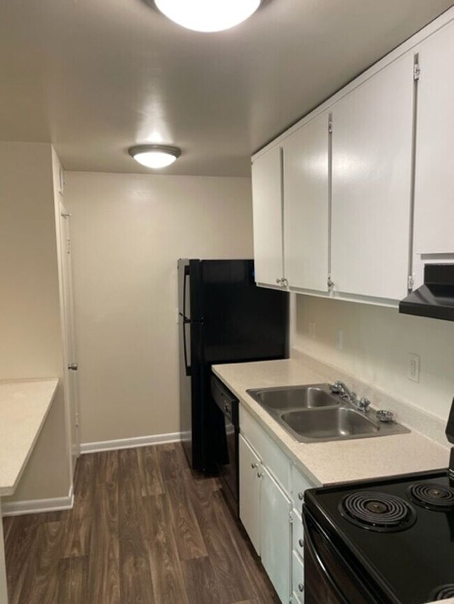 Building Photo - Spacious Apts - Excellent Tucker Location