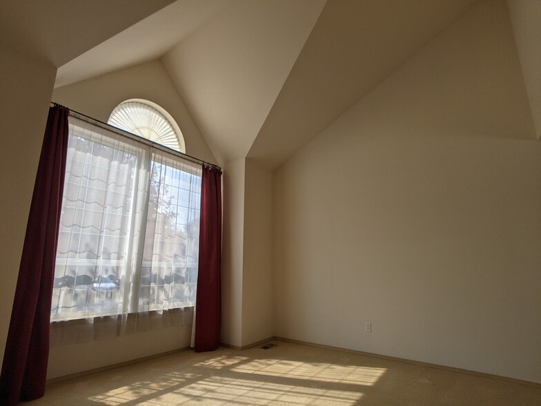 Vaulted living room - 1908 Dayton Ave NE