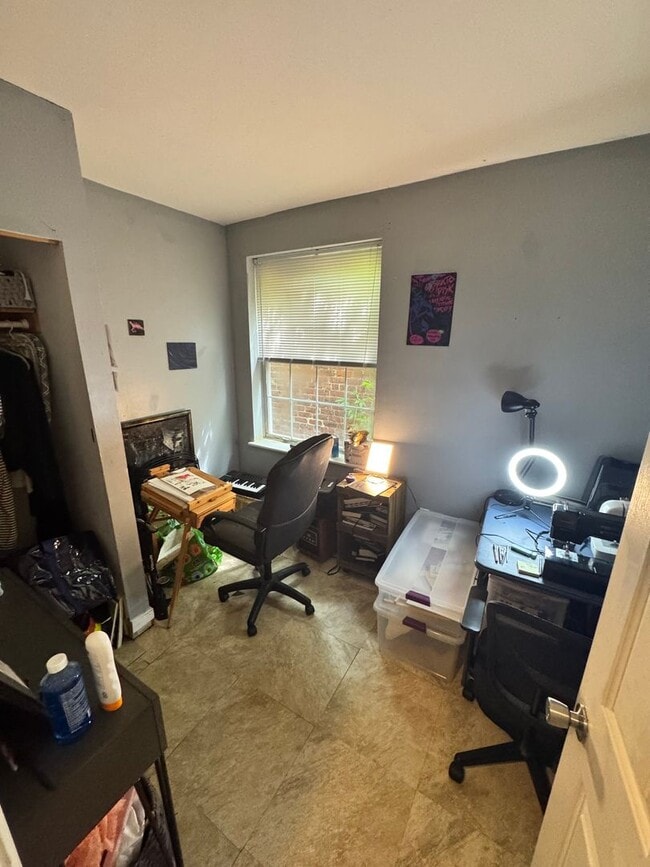 Building Photo - 3 bed 2 bath close to VCU