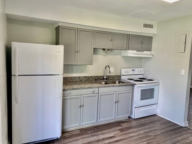 Building Photo - Hillcrest Apts: Rossville 2Bed/1Bath Apart...