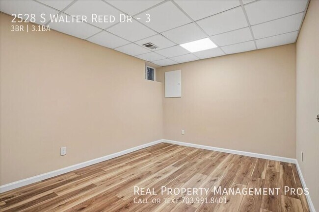 Building Photo - 2528 S Walter Reed Dr