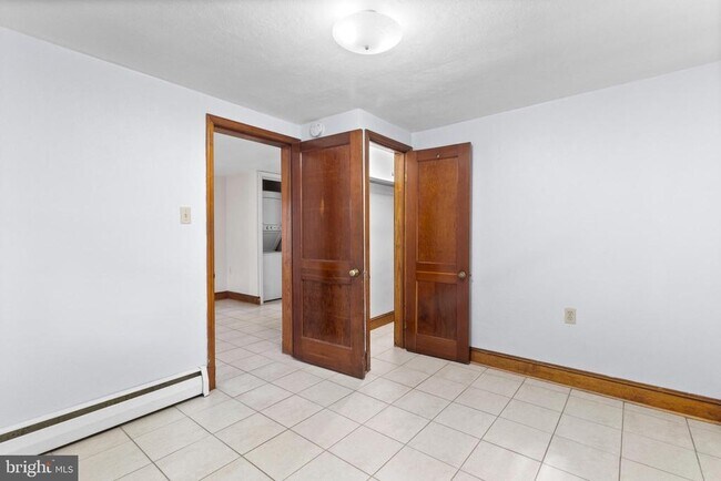 Building Photo - 1 S Cherry Grove Ave