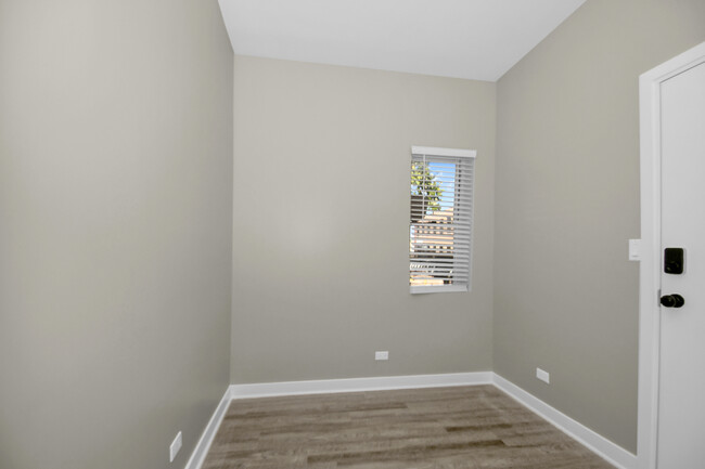Building Photo - 1820 W Belle Plaine Ave