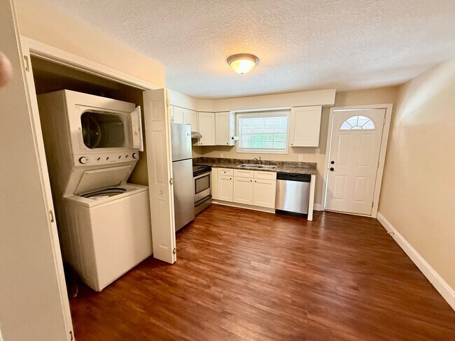 Building Photo - 2 Bedroom / 1 Bath Apt. - Johnson City
