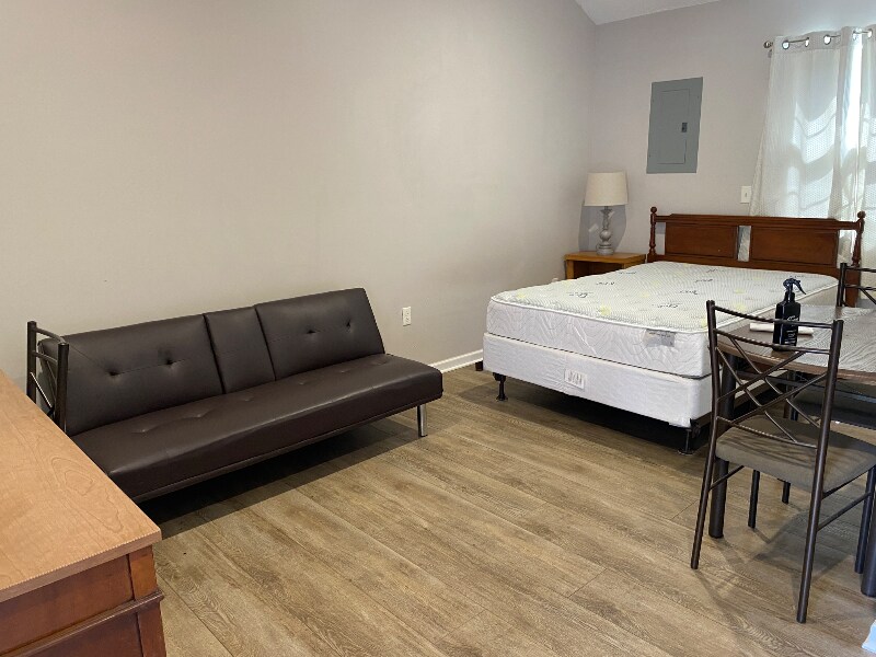 Building Photo - 1421 N Main St