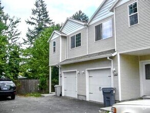 Building Photo - Spacious 3-Bedroom Townhome with Convenien...