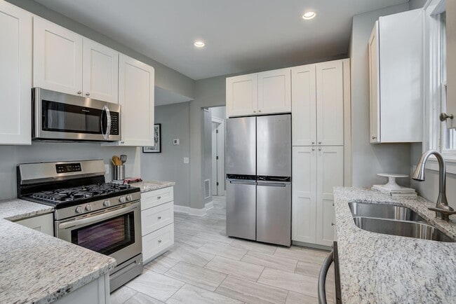 Building Photo - 2056 Summit Ave