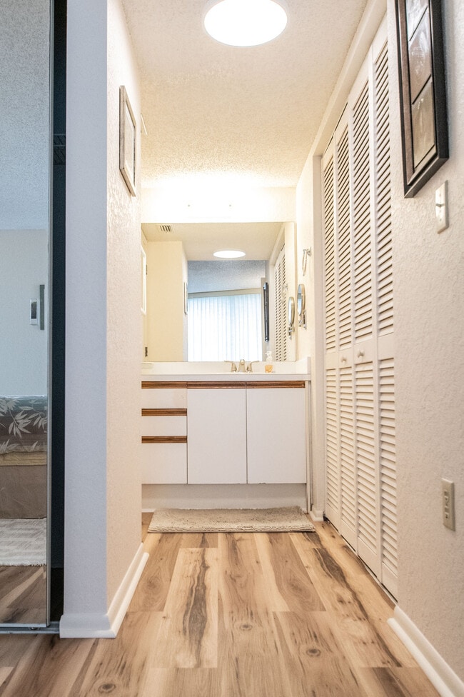 Building Photo - 1000 Cove Cay Dr