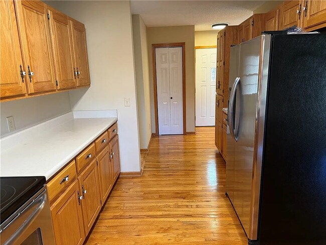 Building Photo - 3 Bedroom 2 Bathroom