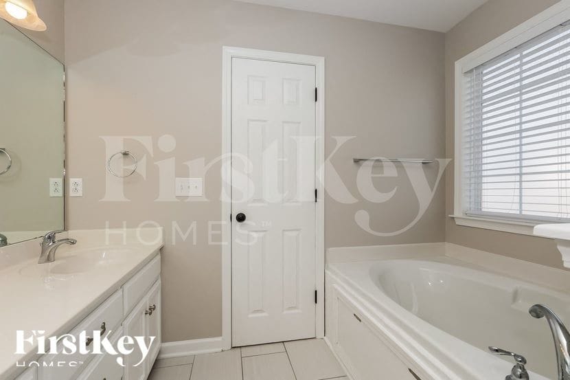 Building Photo - 2260 Dewey Dr