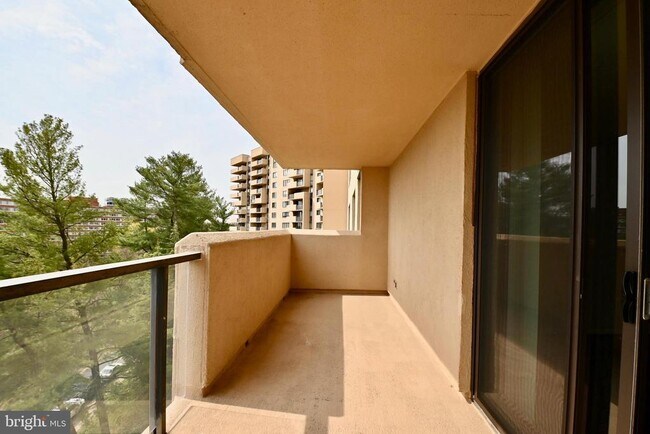 Building Photo - 1101 S Arlington Ridge Rd