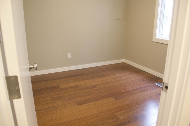 Building Photo - 2bed/2bath, W/D in unit, garage, and all d...