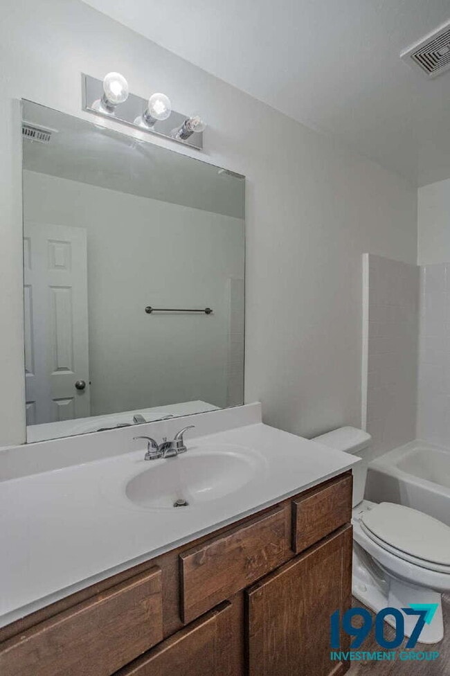 Building Photo - Contemporary 3-Bedroom Home in Yukon – Modern Finishes & Open Layout! - NO PETS