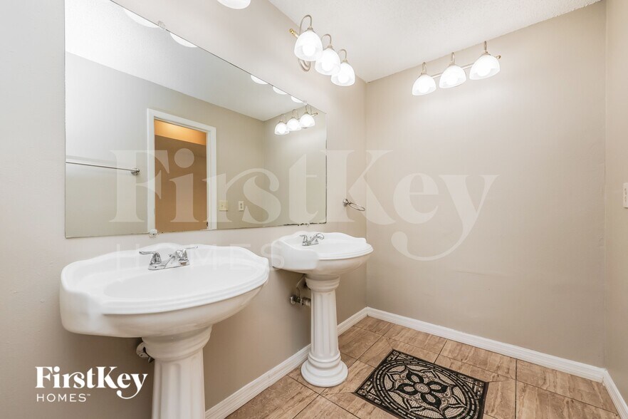 Building Photo - 4718 Westwind Dr