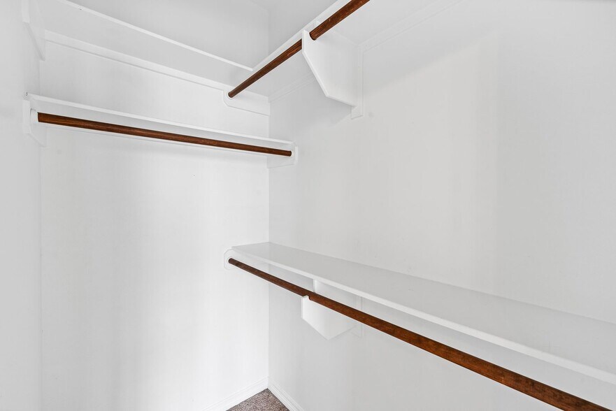 Building Photo - Lakeridge 4 bed/4bath August 2026 Move In! On Bus Route!