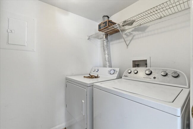 Building Photo - "Charming 2-Bed Oasis: Cozy 780 Sq Ft Retreat in Sterling, VA!"