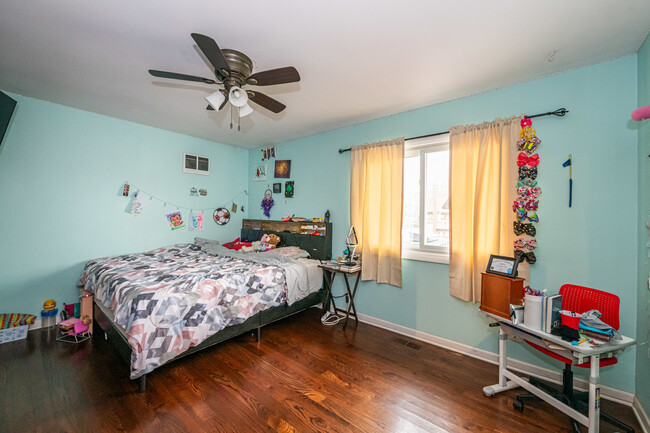 Building Photo - 810 Oakton Ave