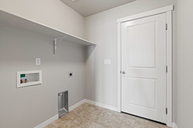 Building Photo - 4 Bedroom, 2 Bath Gorgeous Nampa Home on a...