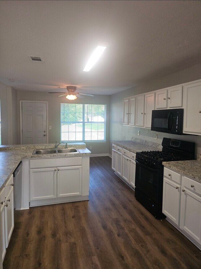 Building Photo - 670 Burtons Cove