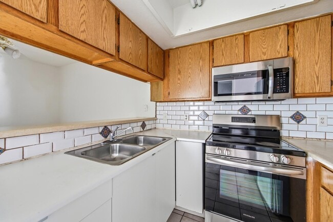 Building Photo - 559 S Lesueur