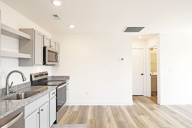 Building Photo - Pet-Friendly Studio Apartment in Desirable Old Trail