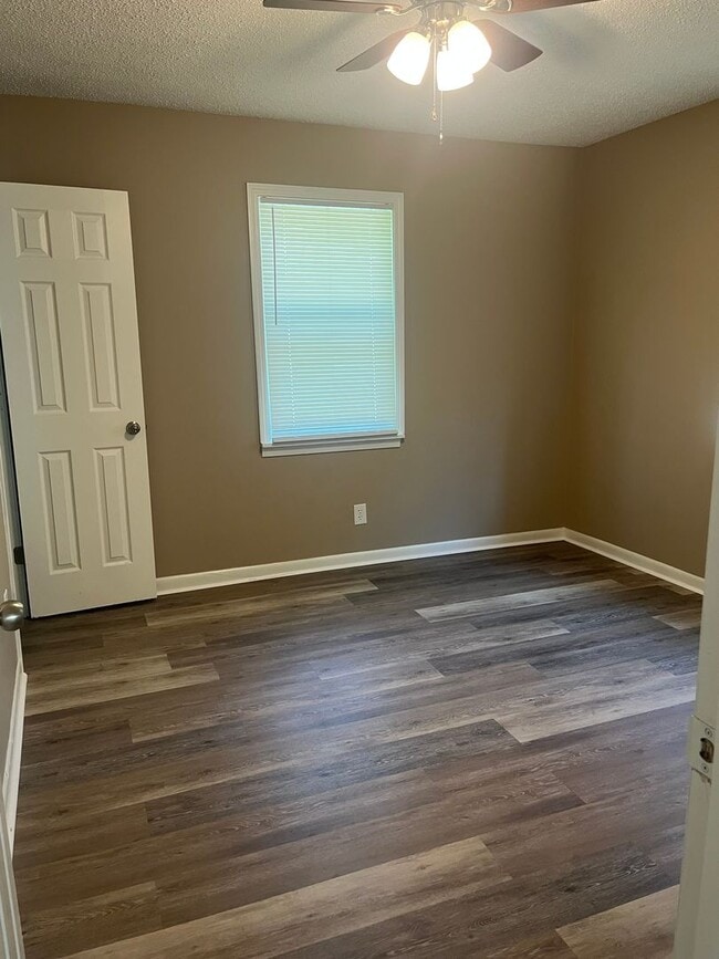 Building Photo - Spacious 4 bedroom 1.5 bath house