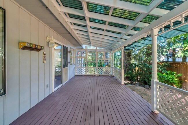 Building Photo - 3-bedroom, 2.5-bathroom home located in Fe...