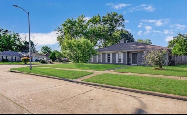 Building Photo - 9430 Claridge Dr