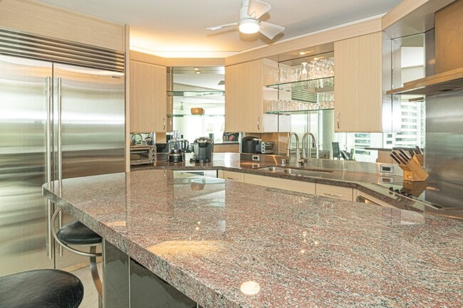 Building Photo - Fully Furnished and Spacious 2 Bedroom 2 Bath - GREAT LOCATION!