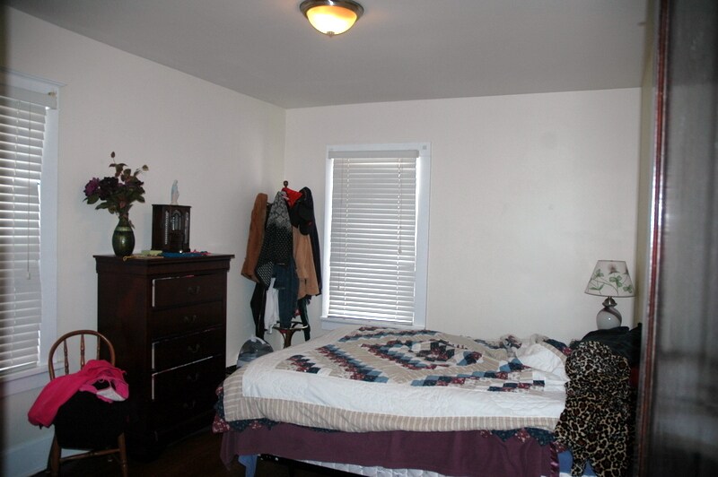Bedroom Large enough for king sized mattress. - 5423 Rolston Ave