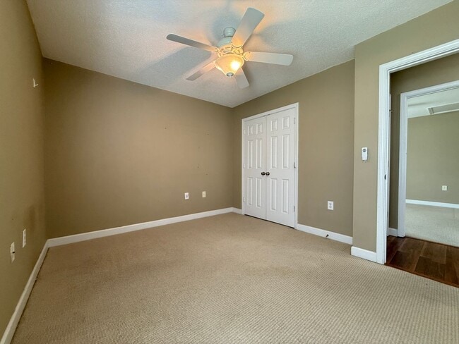 Building Photo - 1860 Crest Hollow Dr