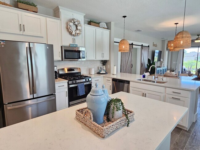 Building Photo - Annual Furnished or Seasonal Short-Term 4 Bedroom 2.5 Bathroom Home in Palmero!