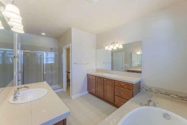 Building Photo - Spacious Brick and Wood Home in Issaquah