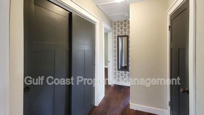 Building Photo - 904 17th Ave W