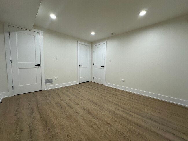 Building Photo - 4338 N Clarendon Ave