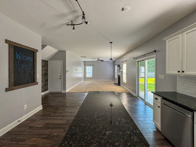 Building Photo - Stunning 4 Bed 2.5 Bath Home in Lexington Plantation